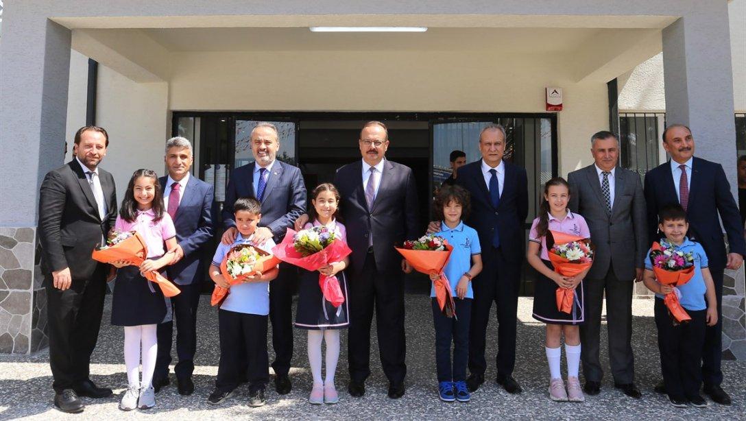 Başkanımız Özgür KALKAN 2021-2022 Eğitim Öğretim Yılı 2. yarıyıl karne dağıtım töreninde Bursa  Lütfi Banuşoğlu İlkokulu öğrencilerinin karne heyecanına ortak oldu.